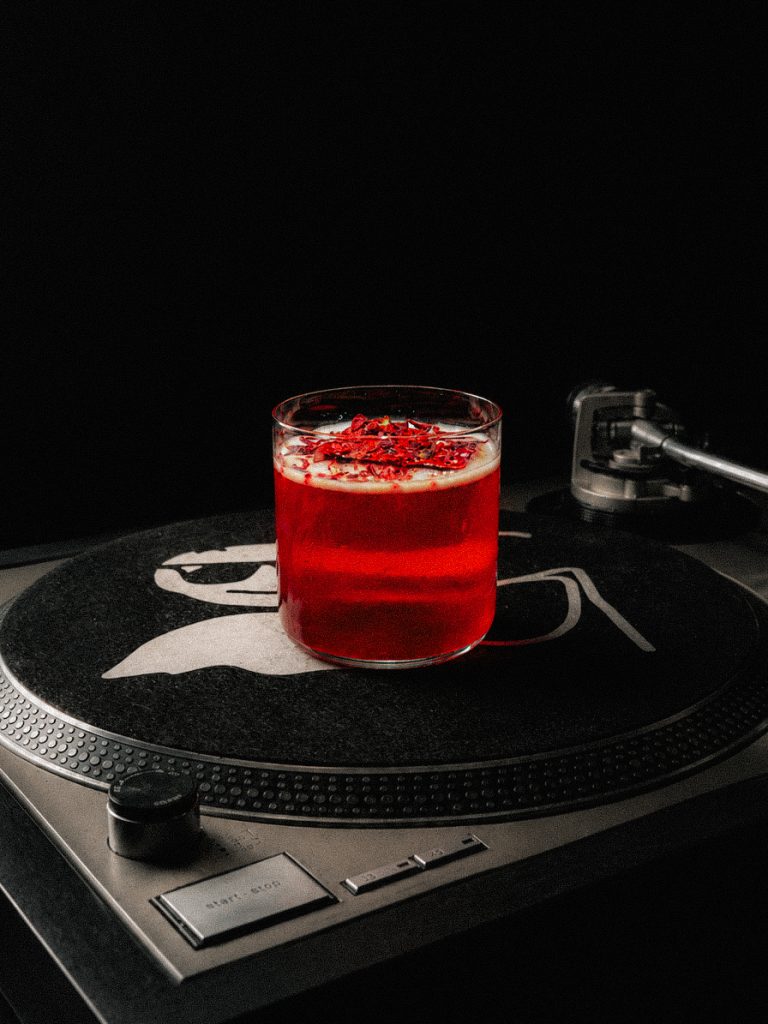 Roter Drink auf dem Plattenspieler